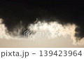 太陽從烏雲後探出頭來。 139423964