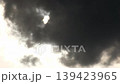 太陽躲在烏雲後面。 139423965