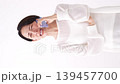 Middle-aged women have trouble with smartphones. 139457700