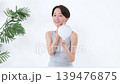一位女士正在鏡子前檢查自己的皮膚。 139476875