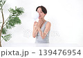 一個女人用手鏡檢查她的牙齒 139476954