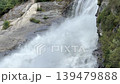 滝の水の力強い流れ、アラスカ州ナゲット滝、2025円8月 139479888