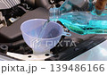 自動車のボンネットを開けてウィンドウォッシャー液を補充している 139486166