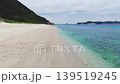 沖縄の透明な海と穏やかな波打ち際のドローン空撮映像 139519245