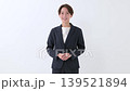 微笑著站著的女商人 139521894