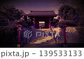 一段 10 秒循環播放的神社景觀視頻，添加了垂直線條噪點、灰塵和類似老電影的暗角效果。 139533133