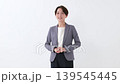 一位女士正在解釋業務。 139545445