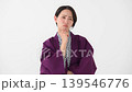 一位身穿浴衣的女子正在思考 139546776