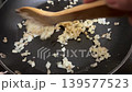 フライパンで玉ねぎのみじん切りを炒める 139577523
