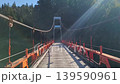 赤い橋を歩く 139590961
