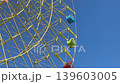 湛藍天空下，一座色彩繽紛的摩天輪 139603005