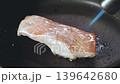 赤魚を炙っている 139642680
