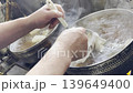 味噌汁を作る 味噌を溶く料理人の手 139649400