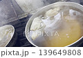 昆布だしに鰹を入れる 出汁を取る一番だし 139649808