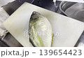 しまあじの鱗を取る 鮮魚の下処理 職人の手 139654423