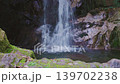 緑に囲まれた岩肌を流れ落ちる清らかな滝と透明な滝つぼ（佐賀県鳥栖市・御手水の滝） 139702238