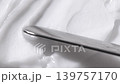 這款白色化妝霜質地柔滑，用刮刀即可輕鬆塗抹開。 139757170