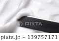 這款白色化妝霜質地柔滑，用刮刀即可輕鬆塗抹開。 139757171