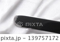 這款白色化妝霜質地柔滑，用刮刀即可輕鬆塗抹開。 139757172
