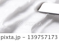 這款白色化妝霜質地柔滑，用刮刀即可輕鬆塗抹開。 139757173