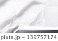 這款白色化妝霜質地柔滑，用刮刀即可輕鬆塗抹開。 139757174