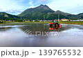 Rice planting at the foot of Yufu-dake, a symbol of Yufuin, and the reflection of Yufu-dake in the water. 139765532