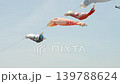 空を泳ぐ鯉のぼりの風景 139788624