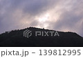 太陽躲在雲層後面，沿著山脊飄蕩。 139812995