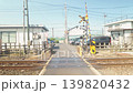 田舎の小さい踏切を歩いて渡る 139820432