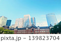 東京駅丸の内駅舎と東京の近代的な超高層ビル群 139823704