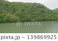一段影片展示了鬱鬱蔥蔥的山谷和湖泊水面的自然風光。 139869925