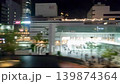 夜晚從車窗望出去,川崎車站前的景色 夜晚從車窗望出去,川崎車站前的景色 139874364
