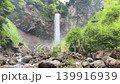 岐阜縣高山市綠樹成蔭的平湯大瀑布 139916939
