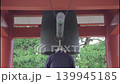 お寺の梵鐘を鳴らす 139945185