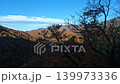 山あいに広がる紅葉のダム湖と青空のパノラマ 紅葉の山岳ロープウェイ ケーブルカーの車窓イメージ 139973336