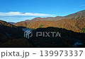 山あいに広がる紅葉のダム湖と青空のパノラマ 紅葉の山岳ロープウェイ ケーブルカーの車窓イメージ 139973337