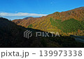 山あいに広がる紅葉のダム湖と青空のパノラマ 紅葉の山岳ロープウェイ ケーブルカーの車窓イメージ 139973338