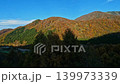 山あいに広がる紅葉のダム湖と青空のパノラマ 紅葉の山岳ロープウェイ ケーブルカーの車窓イメージ 139973339