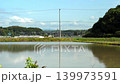 靜岡縣袋井市的清晨景色，插秧前，電線桿倒映在稻田中。 139973591