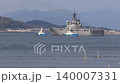 一艘停泊在港口的日本海上自衛隊運輸艦。 140007331