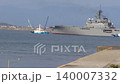 一艘停泊在港口的日本海上自衛隊運輸艦。 140007332