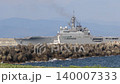 一艘停泊在港口的日本海上自衛隊運輸艦。 140007333