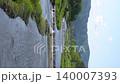 新緑が美しい京都・鴨川の風景 青空広がる初夏のリラックス空間 140007393