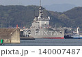 一艘日本海上自衛隊運輸艦停靠在碼頭 140007487