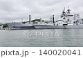 驅逐艦和補給艦停泊在錨地。 140020041