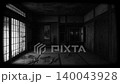 一段 10 秒的黑白循環視頻，展示了一間破舊的日本房屋中的佛教祭壇房。 140043928