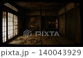 一段 10 秒循環播放的影片片段，展示了一間破舊的日本房屋中的佛教祭壇房。 140043929