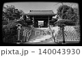 一段8毫米膠片風格的噪音循環黑白視頻，內容為稻荷神社。 140043930