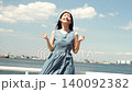 一位神采奕奕的成年女性正在感受初夏的微風。 140092382