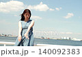 一位神采奕奕的成年女性正在感受初夏的微風。 140092383